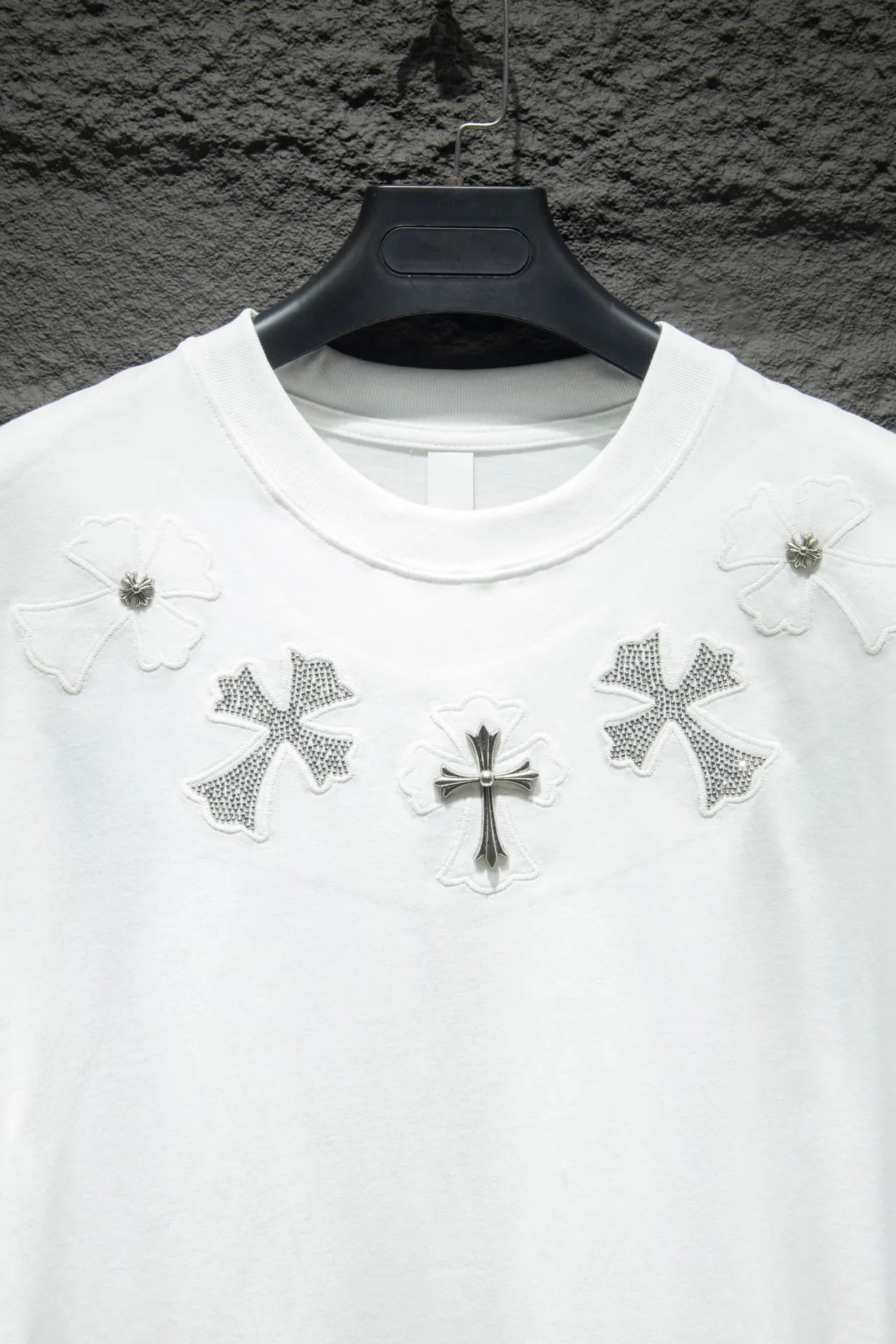 P180 🆕Chrome Hearts os version is really charming and Chrome Hearts is really a must-have. Each season's new version is made to the extreme. It is very practical and can be worn casually. Nice✔️ - ⚠️100% cotton. It is made of 32-count double yarn, 260-gram weight fabric and imported knitted carded cotton. It has moderate thickness, drape and contour, and the upper body is comfortable! ! It is very tolerant to fat body types and can instantly lose five pounds after wearing it!  Specially ordered multiple Austrian rhinestones, which have the bling bling effect of natural crystals under light. They have multi-faceted reflective points. The production cost is extremely high. The laser molding includes a computer engraving machine and a laser machine. The granules are accurate, and are finalized by high-temperature ironing. After ironing, you need to repeatedly test the firmness on the ironing pattern. It can show colorful reflections under the light. The collar webbing extends to the shoulder for reinforcement, and the stitching is reversed at the connection. The hem and cuffs are all made of 0.2mm gauge double-thread lathe. It is carefully produced at a high cost. The attitude of making goods with a magnifying glass restores the quality and effect of the product. The full set of customized accessories only presents every detail to customers. The letters are machine embroidered with imported materials after being adjusted according to the original details. The thickness is moderate. The hardware uses imported hardware accessories. Front panel # Back panel Simple elements # Artistically arranged English letters. Imported Tajima high-density heavy-duty embroidery technology. The font is three-dimensional and full. Handmade elements are added to the body, which greatly increases the interest of the clothing; unique visual effects. After special treatment, a unique effect is formed. An irregular hem is added to the version. This year's Kroxin is the main version. In the past two years, the oversize version has become the focus of the trend and has been a popular staple in the past two years. The change of designers has made this brand an instant hit. The progressive fashion of the times also needs the blood impact of fresh elements and trendy designs in order to continue its glory! It’s stylish both inside and outside, a must-have for high street travel! An absolute "eye-catching style" that can match couples 💏 Color: black and white Size: S M L XL